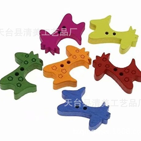 Suministro directo de fábrica de botones de ciervo, dibujos animados para niños, ropa de bricolaje, jirafa de colores, botones de madera de dos ojos, 50 pc/paquete