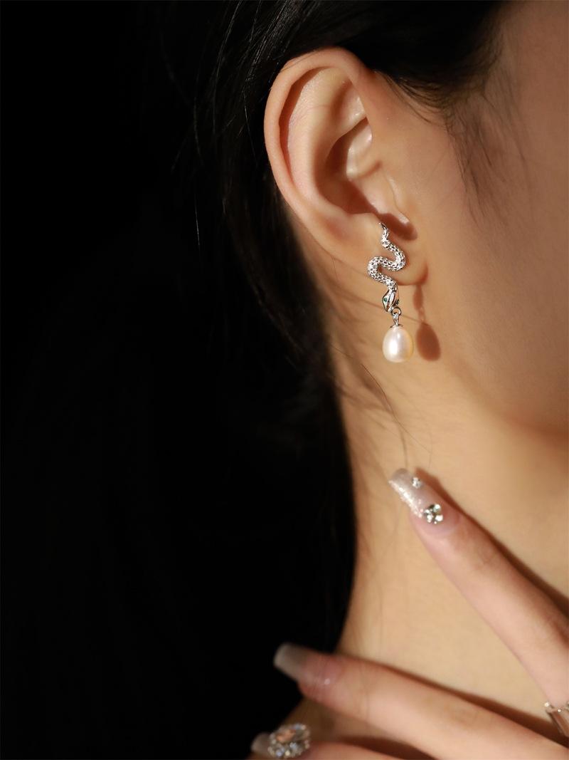 1 Piece Cool Style Snake Inlay Copper Artificial Pearls Zircon Drop Earrings display picture 5