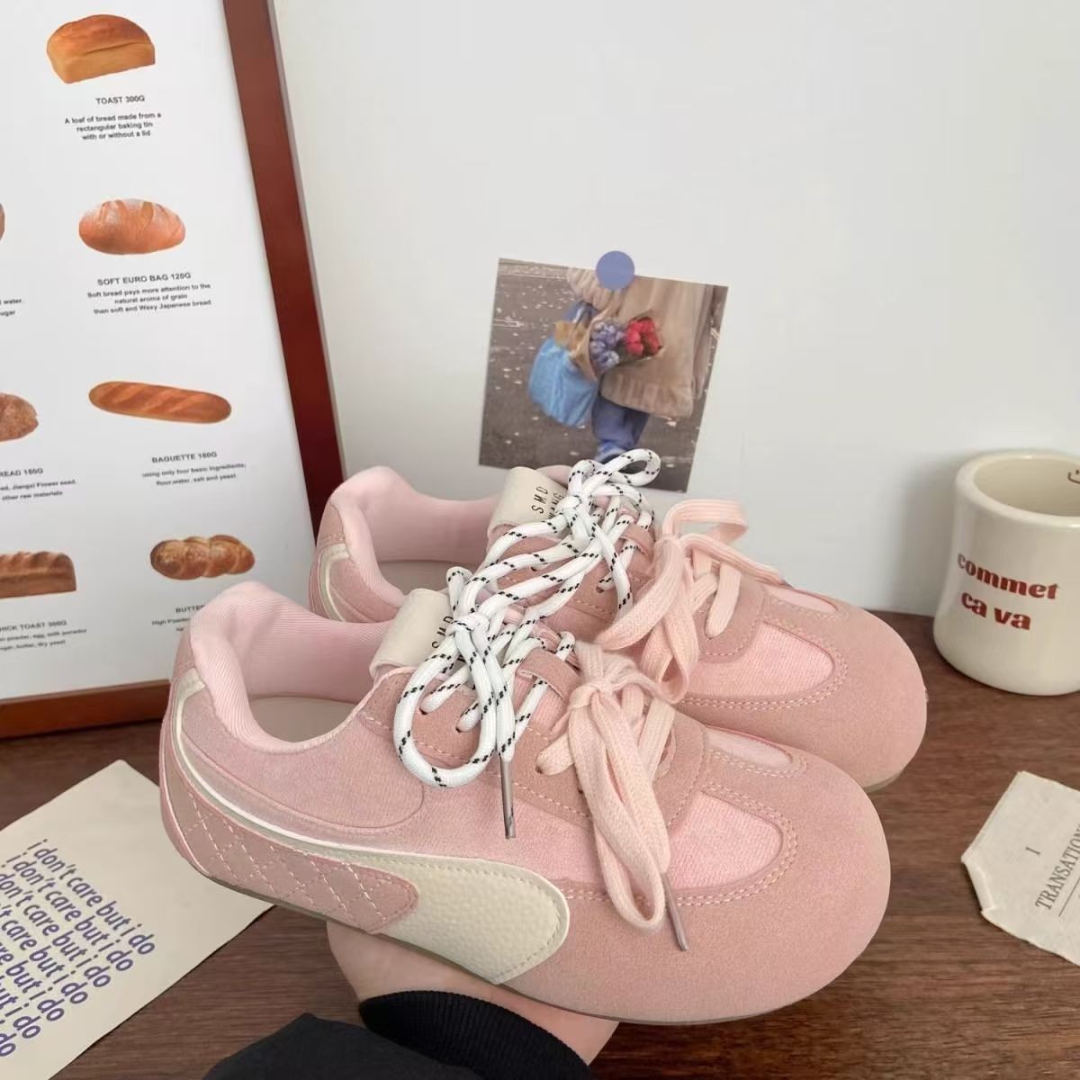 Coreano retro de entrenamiento pequeño zapatos blancos para mujeres primavera y otoño 2025 nuevo ligero versátil con suela gruesa aumentando la altura zapatos casuales para mujeres