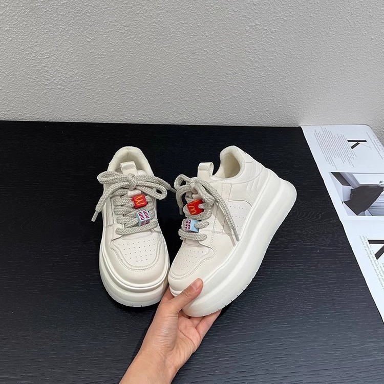 Pequeño 6cm de cuero más zapatos muffins de lana mujeres 2024 invierno nueva moda versátil pan casual pequeño zapatos blancos moda