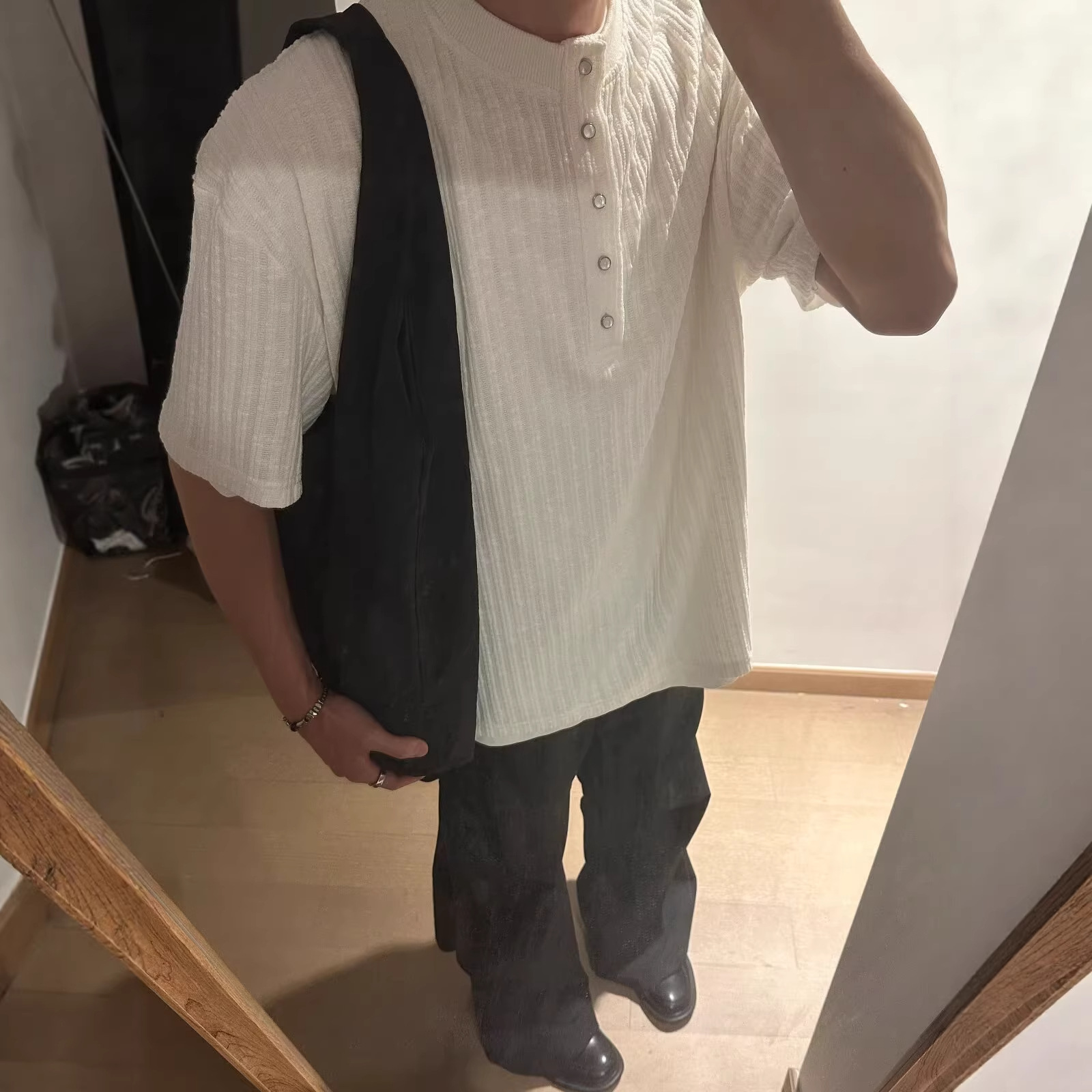 Herrenbekleidung, amerikanisches Waffel-Jacquard-Henley-Shirt, lockeres Langarmshirt, plissierte Struktur, halbe Knopfleiste_voghion.com
