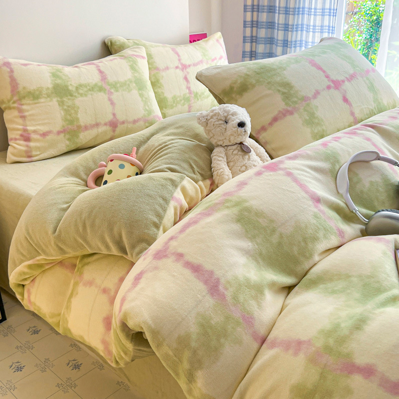 Cama de dibujos animados de leche de seda de cuatro piezas 2026 nueva sábanas de seda de coral de otoño y invierno cubierta de colcha de cama de tres piezas