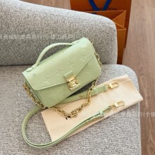 2026新款轻奢潮牌浮雕压花薄荷绿单肩包真皮邮差包斜挎包通勤百搭