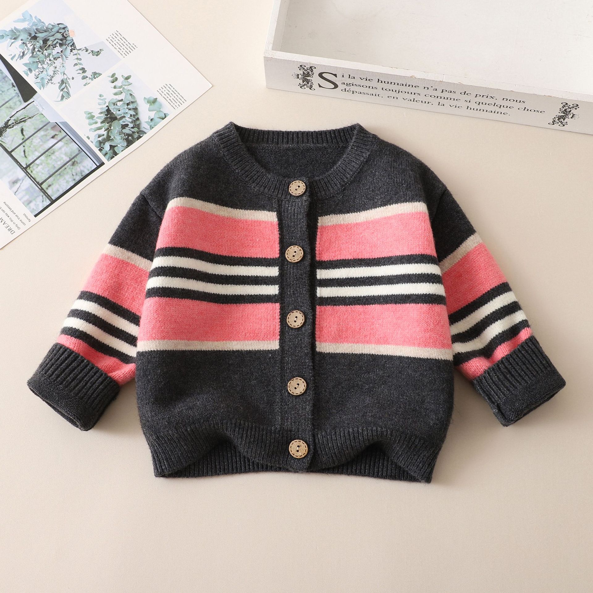 Girls' sweater cardigan, spring 2025 new style, fashionable casual top for children, stylish knitted cardigan for babies.