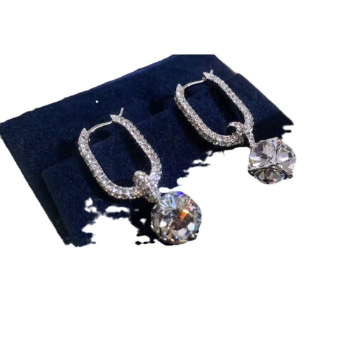 The same style of full-diamond earrings with flashing diamonds from all directions, earrings, niche light luxury three-dimensional earrings and earrings