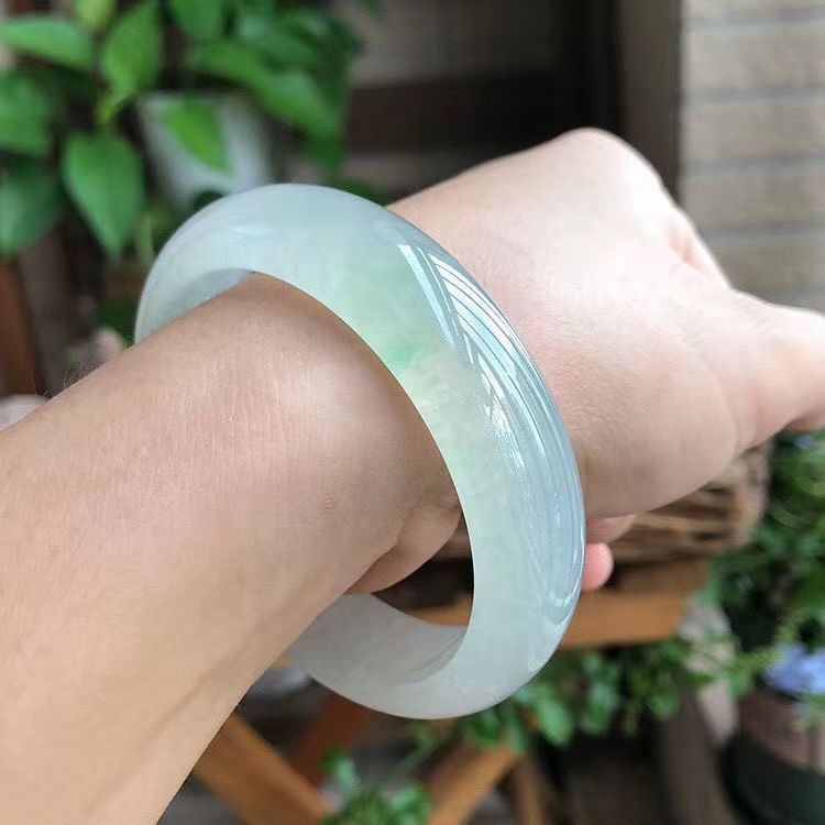Vòng tay ngọc bích tự nhiên Myanmar loại A cao cấp – nước băng trong, màu lục nhạt chi tiết 8