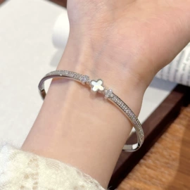 项链;耳钉;手链