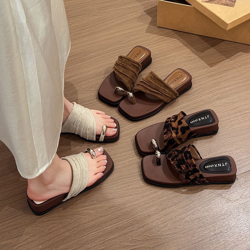 2026 primavera y verano nuevo modelo de leopardo tacones de estilo pequeño estilo universal ligero para usar zapatillas cuadradas con dedos abiertos image 4