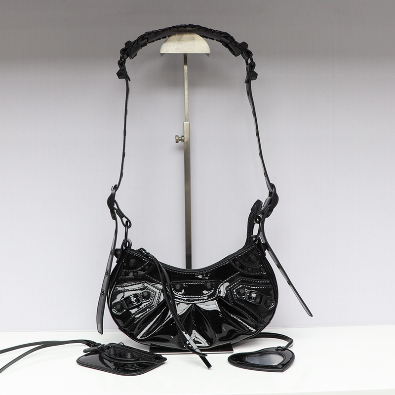 Bolso de locomotora de remache Le Cagole de alta calidad dulce y fresco chica caliente tres en uno bolso de media luna plisado de cuero bolso de axila