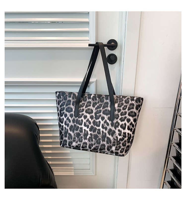 Women's Large Pu Leather Leopard Streetwear Square Zipper Tote Bag display picture 30