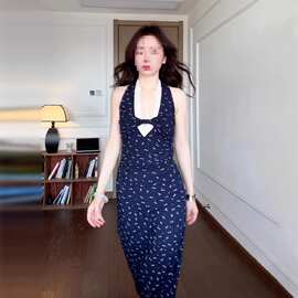 2026夏季法式蓝色蕾丝挂脖v领吊带连衣裙子女装新款碎花包臀长裙