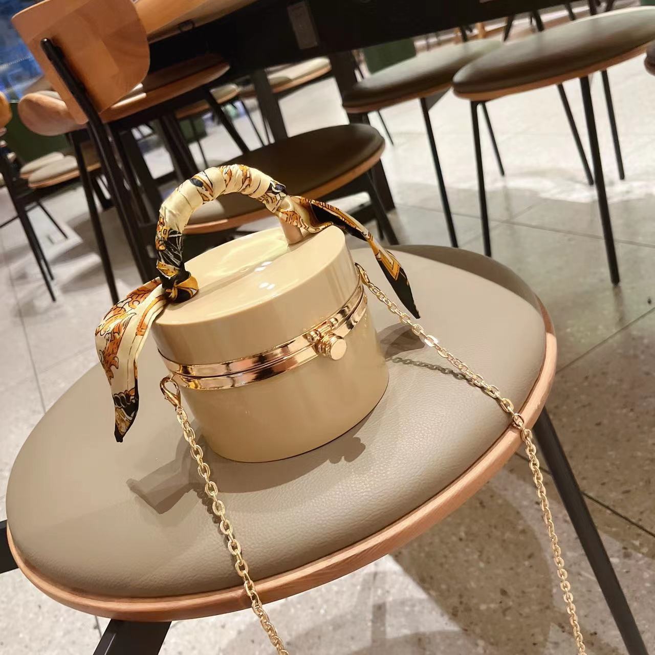 The 2025 new style women's bag is a trendy and fashionable candy-colored acrylic bag, a hand-held silk scarf, a lockable dinner bag, and a box bag undefined