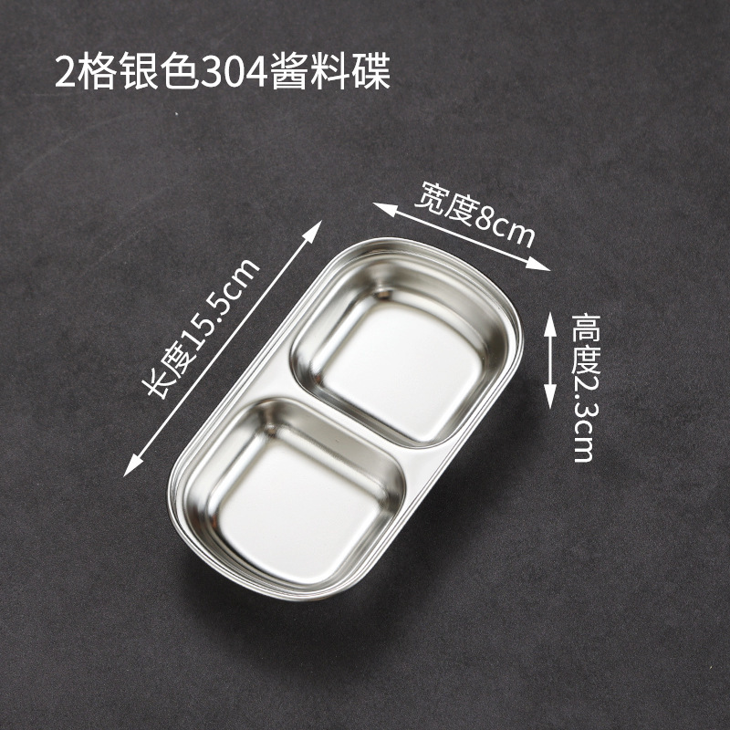 韓国式ステンレス焼肉食器鍋みそ皿に調味料皿をつけて金色の箸を並べます。|undefined