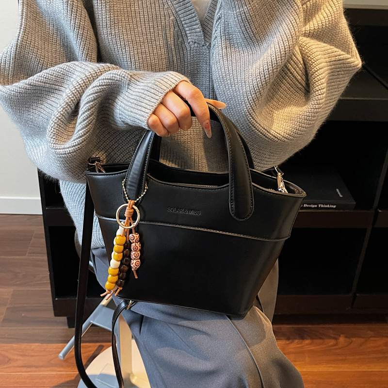 Bolsa de cubo portátil de color contrastante bolso de viaje retro mujer otoño / invierno 2025 nueva moda versátil bolso de hombro