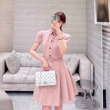 法式Polo领粉色泡泡袖裙子2024新款单排扣腰带修身压褶减龄连衣裙