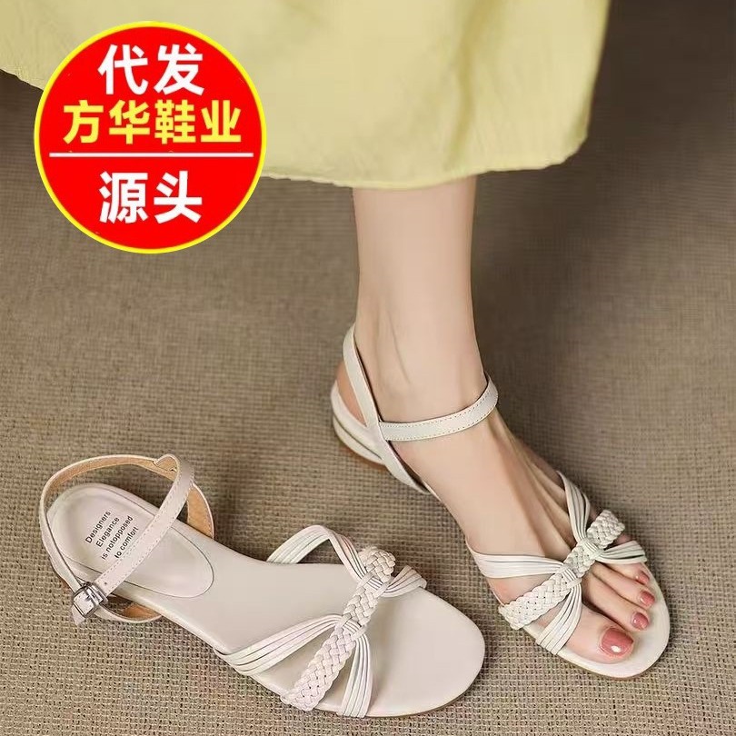 Coreano simple versátil trenzado 2026 verano nuevo tacones gruesos redondos dedos de cuero de hadas con sandalias