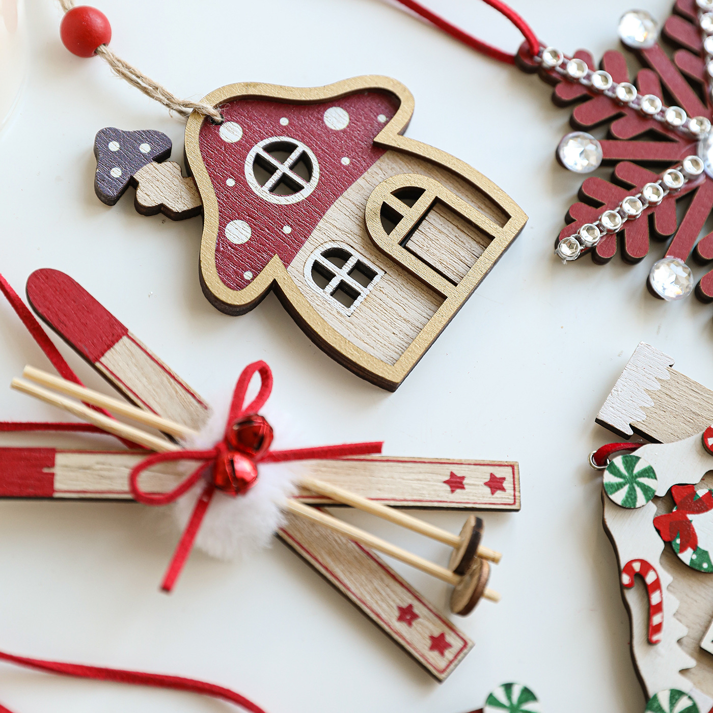 Nuevos colgantes de madera roja para la casa colgantes de árbol de Navidad de madera decoración de escenas pintadas al por mayor