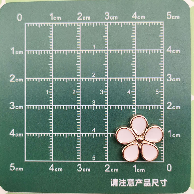 Temperamento de moda blanco y negro pequeño viento fragante cuatro hojas accesorios de plástico corazón de melocotón DIY pinzas de cabello material de ropa de correa