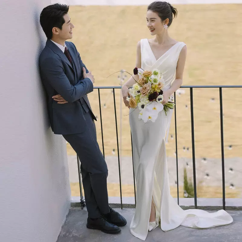 旅拍气质缎面轻婚纱简约白色V领户外轻便礼服法式鱼尾出门纱