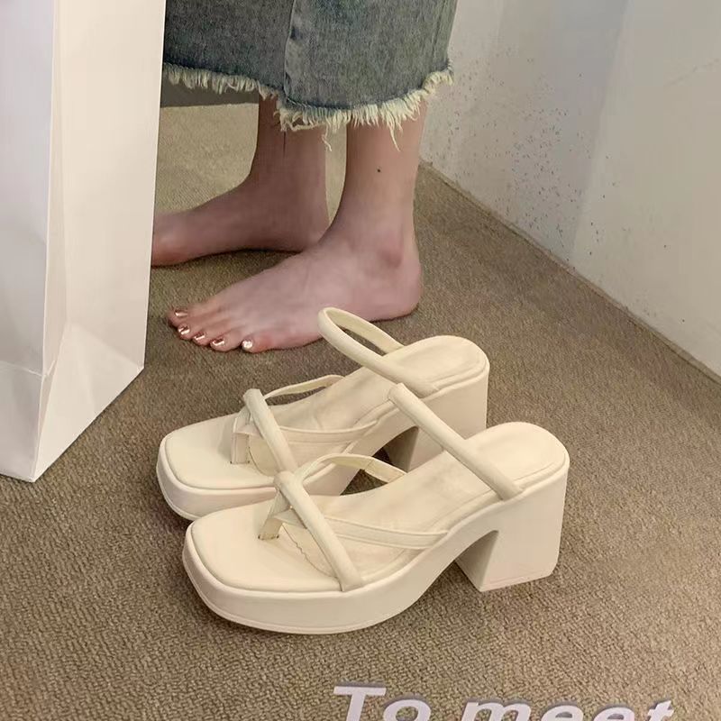 Moda de alto nivel sensación de clip de pies sandalinas en forma de zigzag para mujeres de verano con tacones gruesos de dedos expuestos red de tacones altos para mujeres