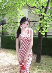 赤いチェック柄のドレス女性の夏フレンチスイートデザインレースステッチvネックウエストホリデーサスペンダースカート