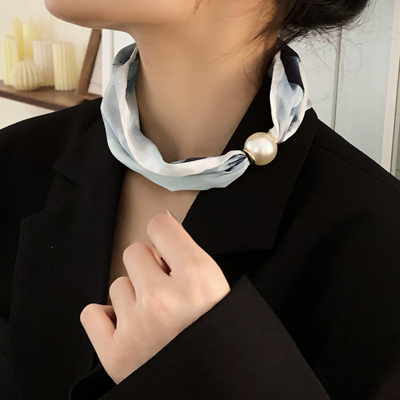 Bufanda de seda para mujer, sentido largo de alta calidad, primavera y verano, nueva versión coreana del collar de perlas de todo fósforo, bufanda de seda con hebilla magnética al por mayor