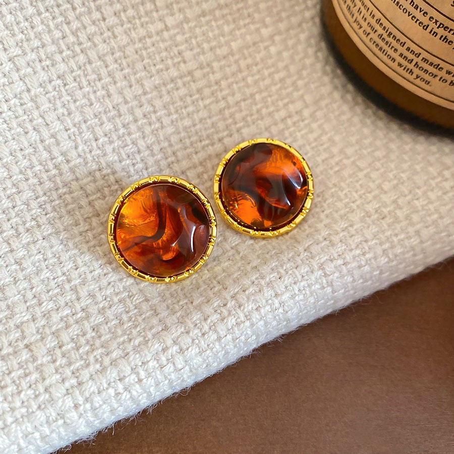Aguja de plata Pendientes geométricos Maillard Pendientes de lujo ligero retro de nicho Pendientes de temperamento de todo fósforo de moda Sentido de alta gama al por mayor