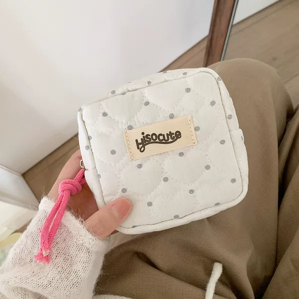 Korean-style square heart-shaped makeup bag for girls, portable sanitary napkin storage bag for students, high-appearance earphone and lipstick bag