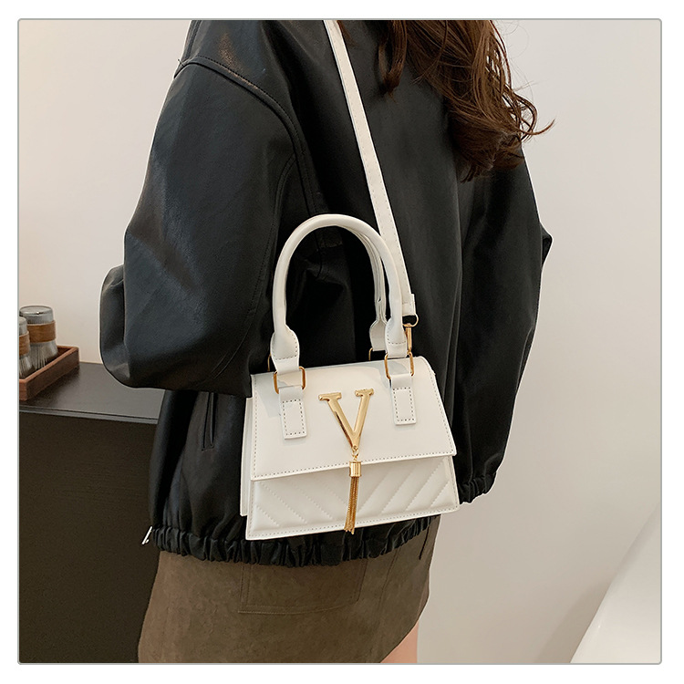This year, trendy, fashionable and high-quality handbags are in vogue. Women's bags with stylish tassels and unique diagonal patterns are single-shoulder crossbody women's bags undefined