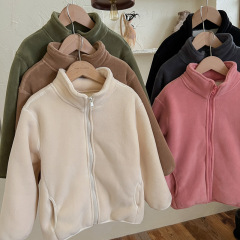 冬を越えることができる子供の奥のベルベットのコート男の赤ちゃんの秋冬服は、子羊のベルベットの綿服の中の子供服を厚くする