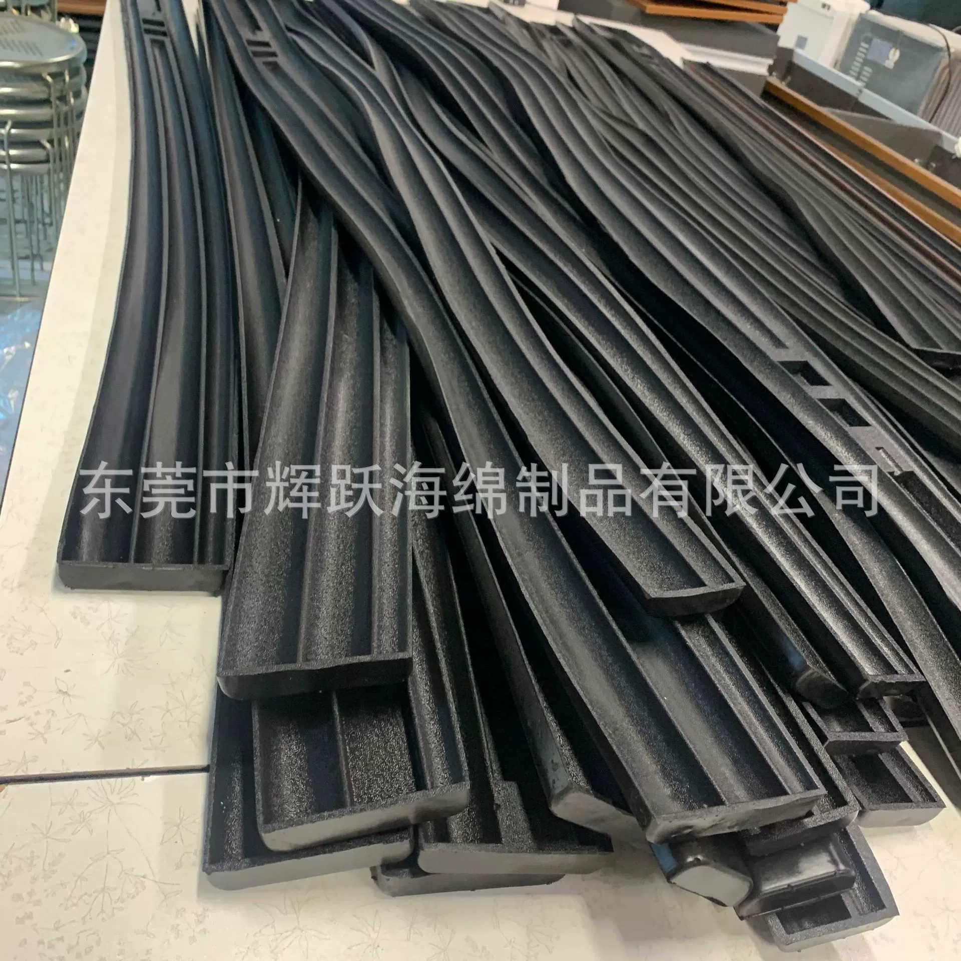 Поверхностная картина засыхания само-снимая шкуру с прокладки коробки поддержки высокого клуба упругости пены ПУ прокладки подкладки губки упаковывая длинного внутренняя