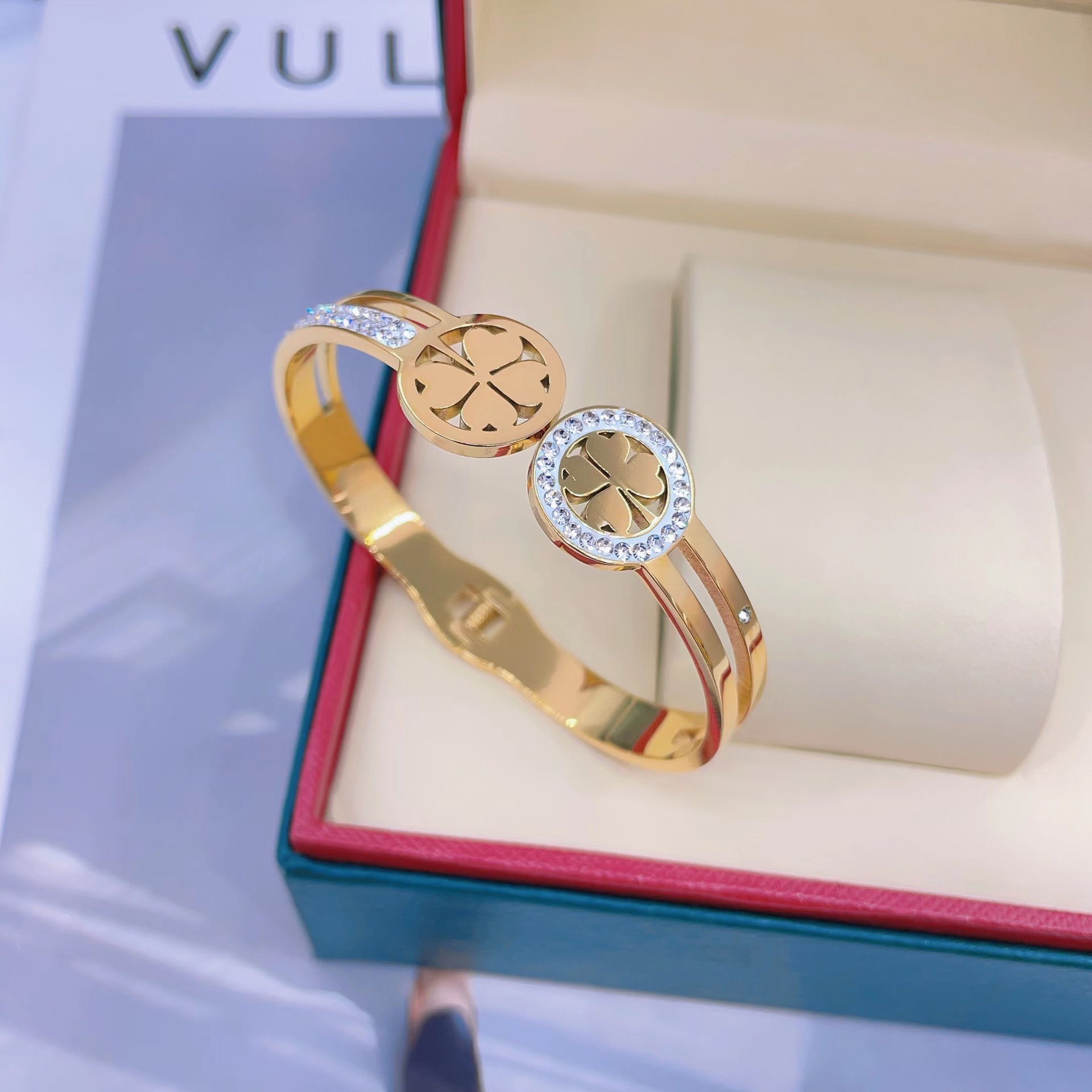 En stock fábrica directa Transfronteriza Popular electrochapado 18K pulsera de acero de titanio femenina personalidad no se desvanece moda nicho moda