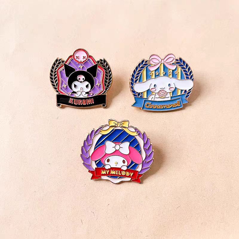 Colegio de viento Sanliogou nuevo emblema de metal lindos dibujos animados Kulomi Yue Gui perro broche accesorios colgante para estudiantes