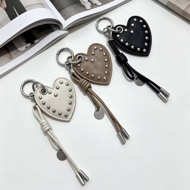 Sweet and Cool Style Heart-Shaped Keychain, Niche Design, Heart-Shaped Rivet Phone Charm, Leather Bag Pendant Keychain