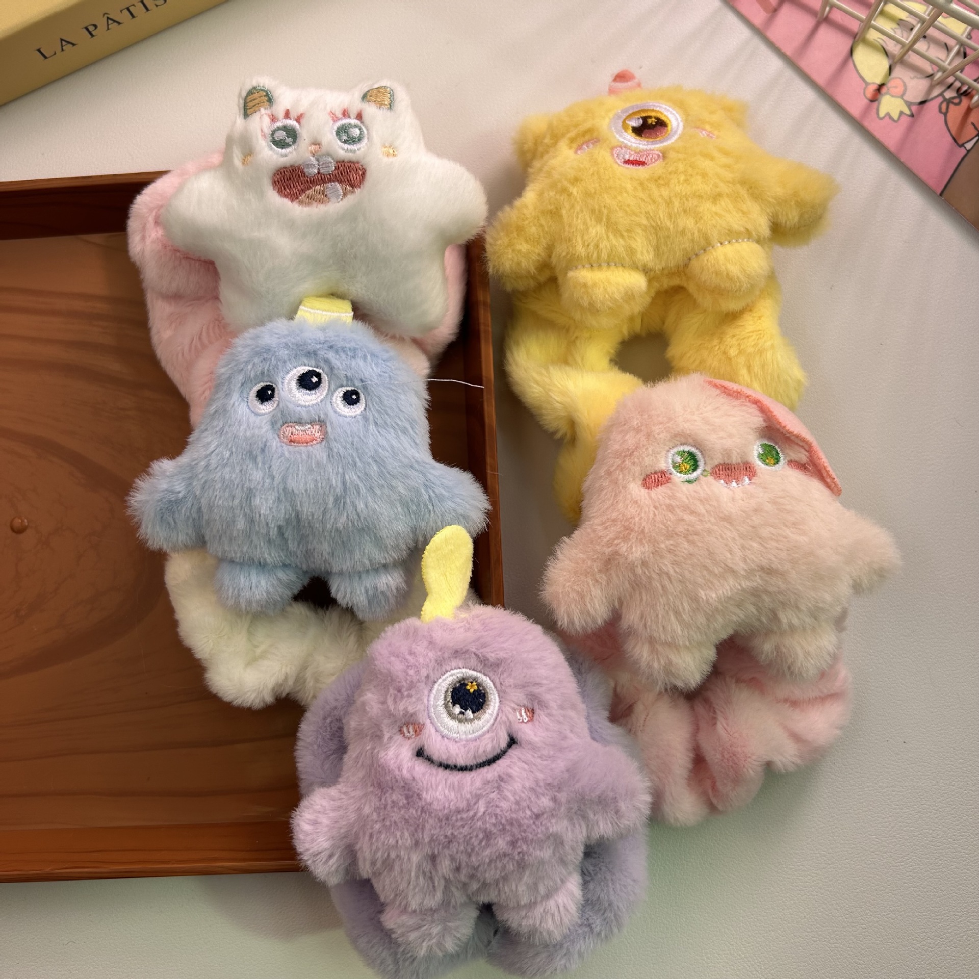 Cartoon Big Eyes peluche anillo de pelo pequeño monstruo tres ojos monstruo bolsas lindas de pelo largo monstruo intestino grueso anillo de pelo correa