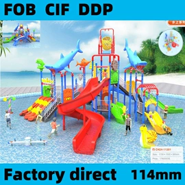 组合滑梯;跑道草坪