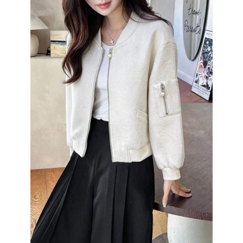 Simple and elegant, this Korean-style loose-fitting, sparkly long-sleeved tweed jacket has a Chanel-inspired feel.