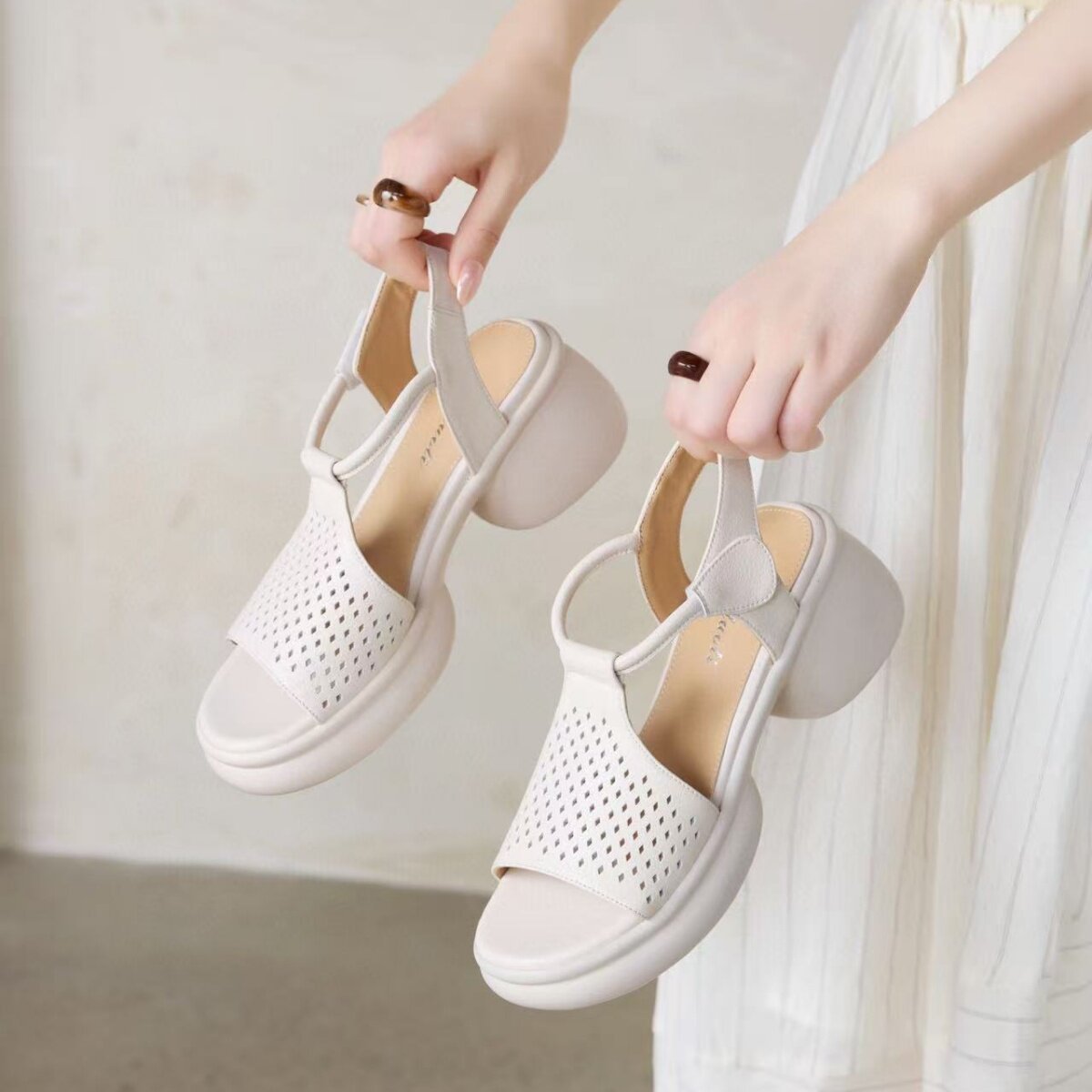 Sandal nữ da thật mũi hở gót vuông đế dày tăng chiều cao — màu đen chi tiết 10