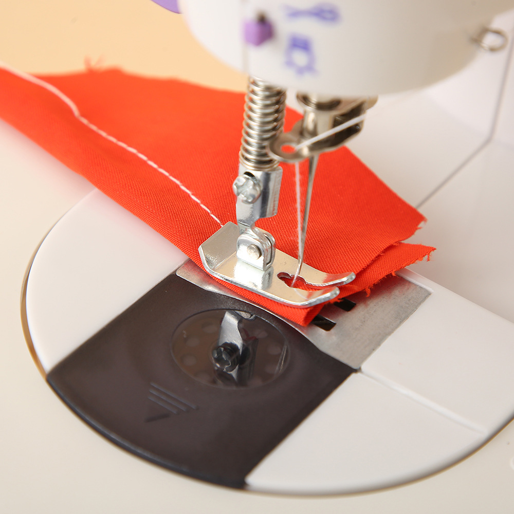 Directo de fábrica del hogar mini máquina de coser automática pequeña máquina de coser eléctrica de escritorio multifuncional fuente de alimentación de calibre europeo y americano