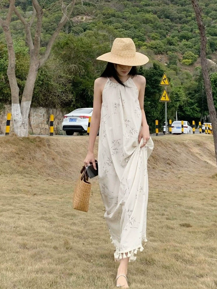 Летнее платье 2025 года для женщин с свободным кроем, утягивающее, минималистичное в ретро-стиле, на тонких бретелях, с драпировкой и без рукавов.