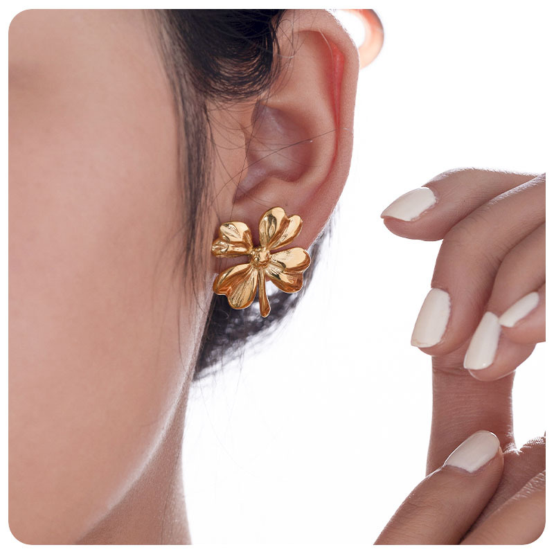 Tina europa y americana acero inoxidable chapado 18K cuatro flores de oro pernos de moda femenina temperamento retro creativo pendientes personales