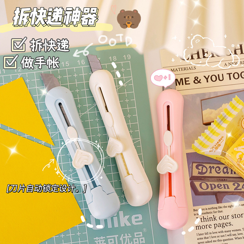 マカロンミニ美工刀は手帳裁断ナイフを作って宅配便の小包神器を分解して携帯用手作りナイフを開梱する|undefined