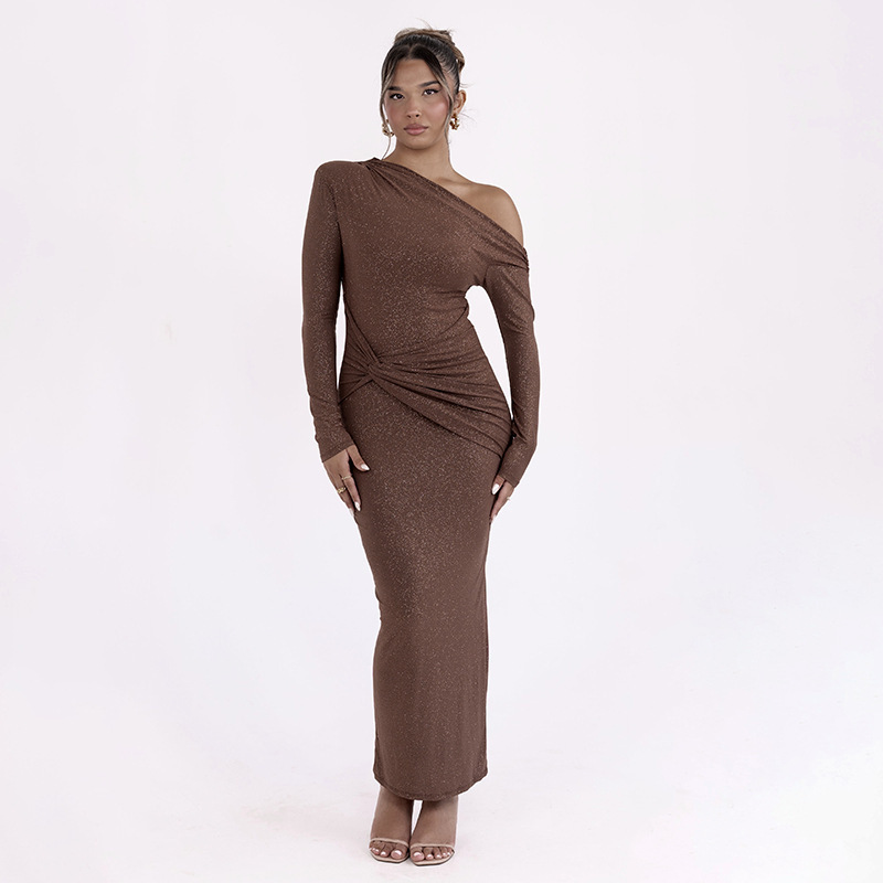 Otoño y invierno nuevo estilo europeo y americano ropa de mujer transfronteriza moda sexy plegado hombro inclinado mangas largas delgado vestido de cadera
