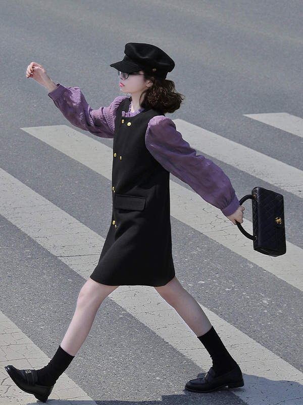 黒のワンピースをつなぎ合わせて、女性の秋に肉を隠して痩せた質感を見せます。|undefined