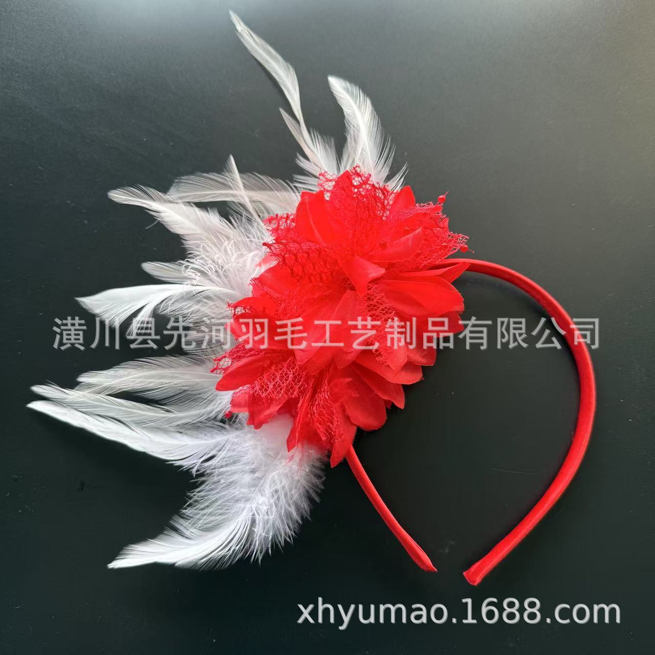 흰색 깃털 + 빨간색 꽃 두 개