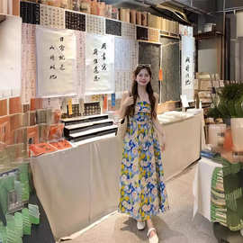 复古油画印花吊带连衣裙女夏季2024新款高腰显瘦褶皱设计感中长裙