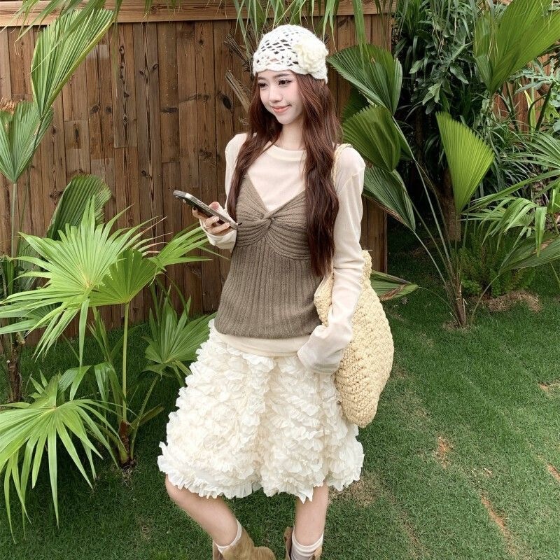 Korean-style layered twisted camisole, long-sleeve T-shirt + mesh puffy cake skirt three-piece set, cotton-polyester blend Korean-style layered twisted camisole, long-sleeve T-shirt + mesh puffy cake skirt three-piece set, cotton-polyester blend