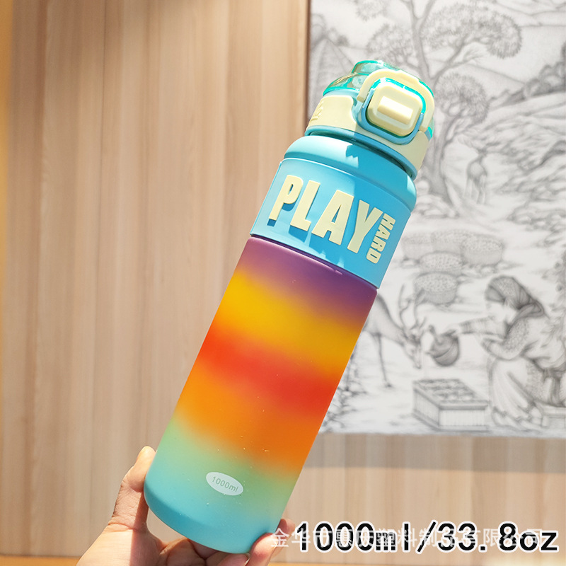 Al por mayor nueva taza de agua de plástico de paja de alto valor portátil estudiantes de tres colores gradiente botella de agua deportiva al aire libre