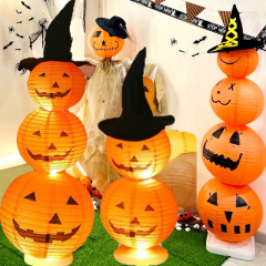 ハロウィンのカボチャのランプのテーブルは光る提灯を並べて柱の幼稚園のバーのデパートの雰囲気を飾って道具を飾ります。