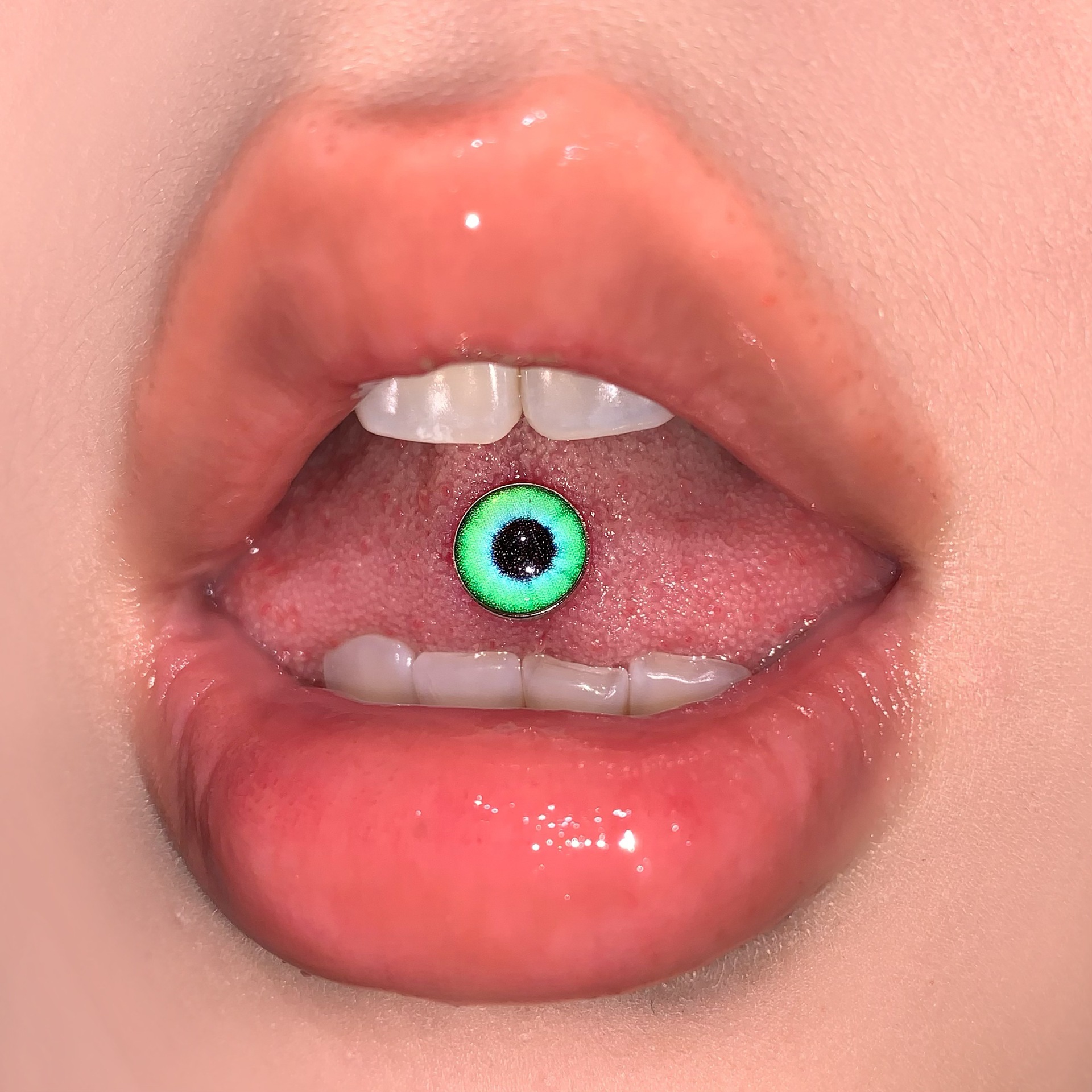 Silver pointed spike labret stud material detail